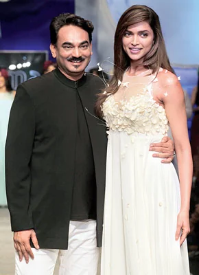 Deepika Padukone and Wendell Rodricks posing together